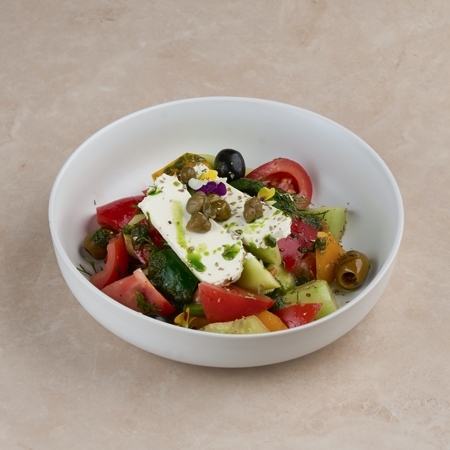 Салат с овощами и фетой